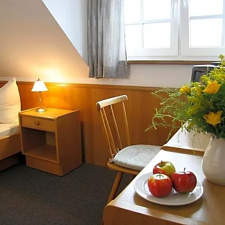 Zur Linde 3*