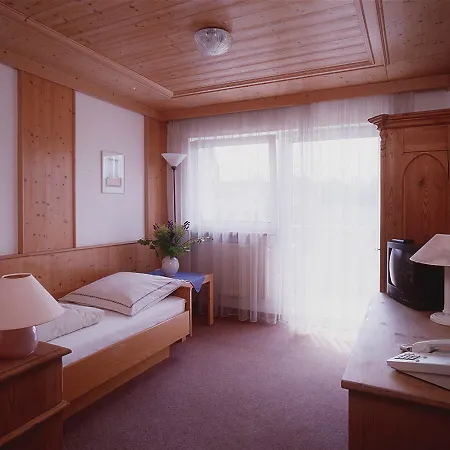 Отель Zur Linde Hohenpolding